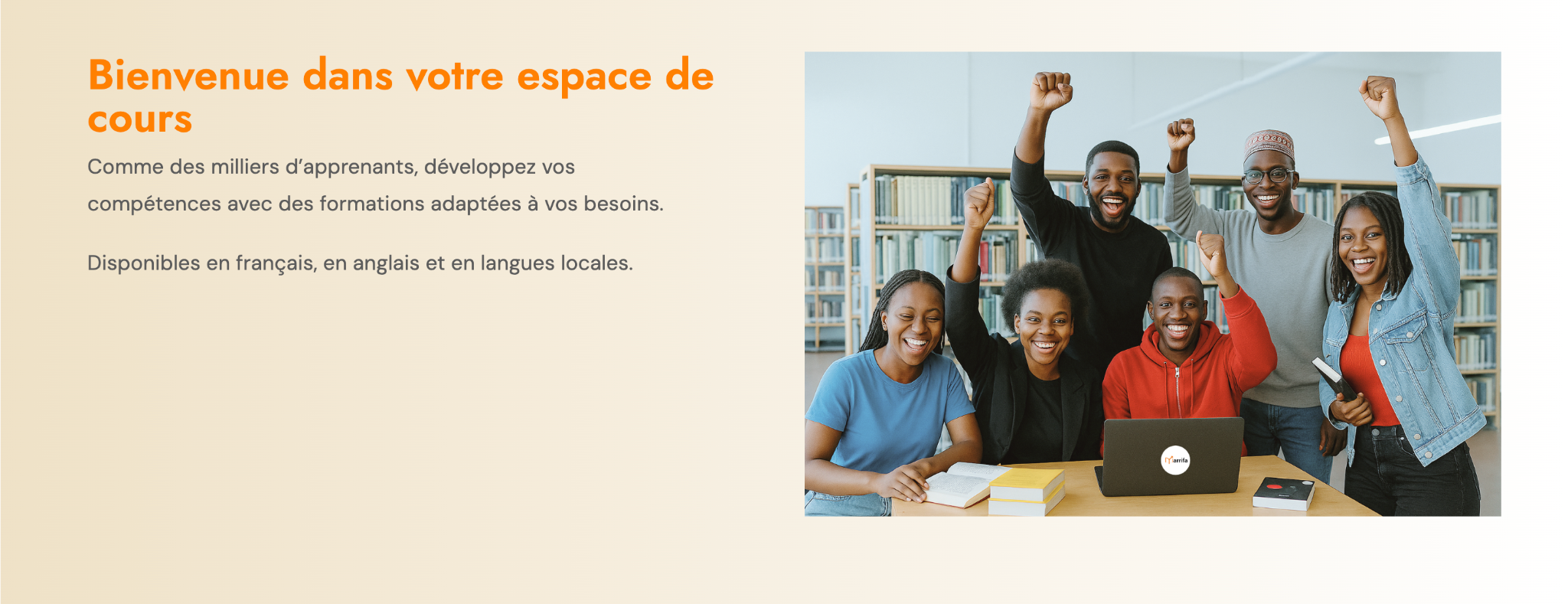 banniere d'accueil marrifa sur moodle groupe e jeune etudiants dans une bibliotheque souriant face camera